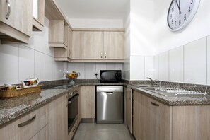 经济公寓 | 私人厨房 | 大冰箱、微波炉、烤箱、炉灶