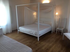 Zimmersafe, kostenlose Babybetten, kostenloses WLAN, Bettwäsche