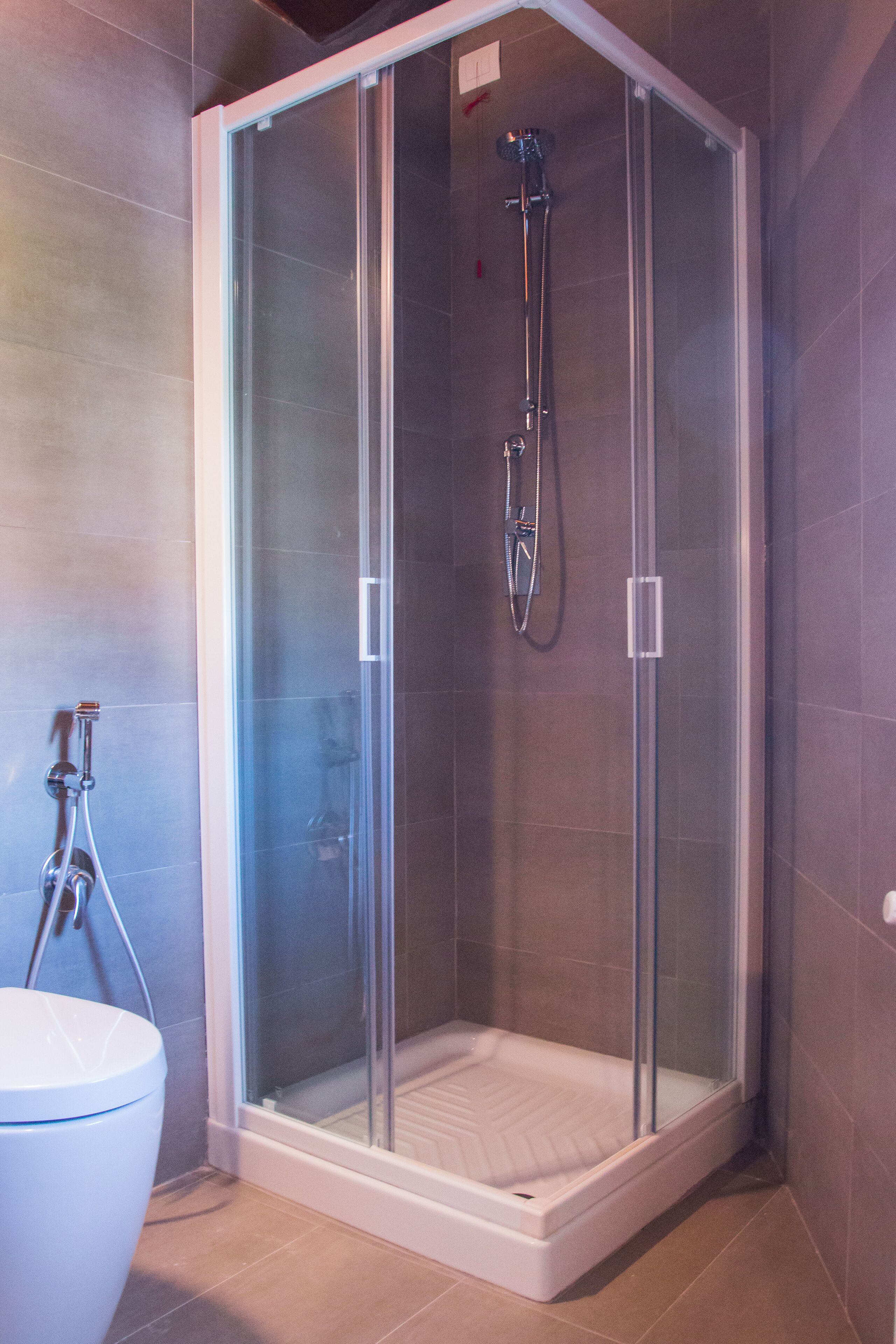 Douche, articles de toilette gratuits, sèche-cheveux, chaussons