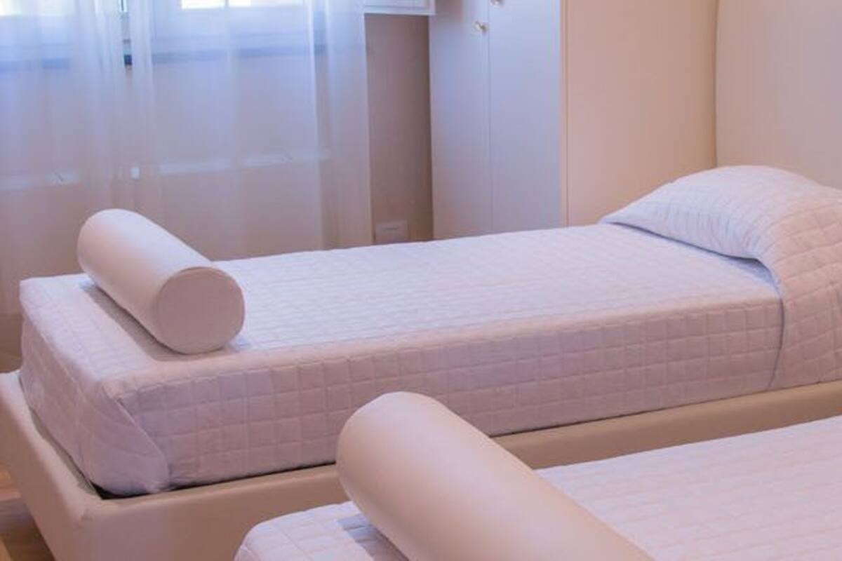 Twin Room | In-room safe, cribs (free), WiFi (free), bed sheets