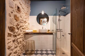 Shower, free toiletries, hair dryer, bathrobes - El Palauet del Priorat (Cornudella de Montsant)