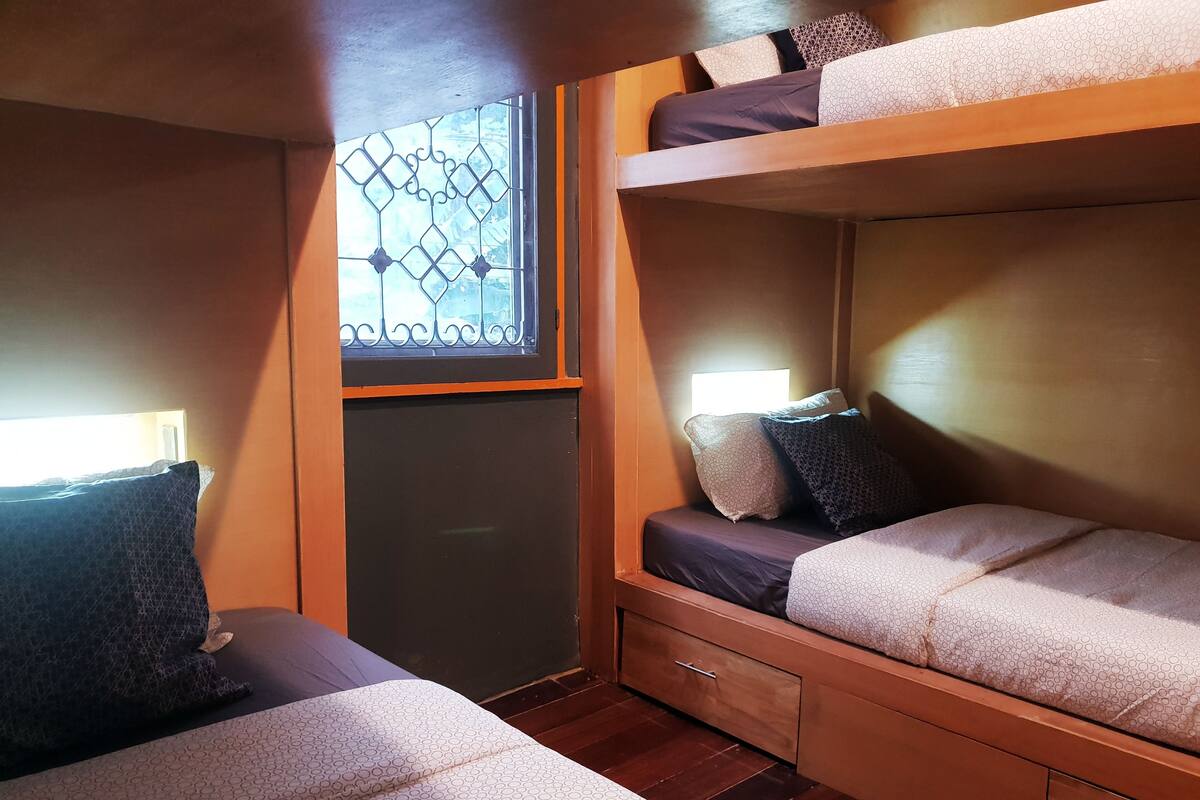 Mixed Dormitory Room | Een strijkplank/strijkijzer, gratis wifi, beddengoed