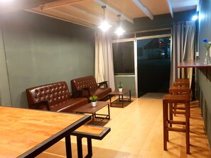 Lobby sitting area - We Bangkok at Metro Park - Hostel (Bangkok)