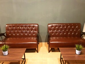 Lobby sitting area - We Bangkok at Metro Park - Hostel (Bangkok)