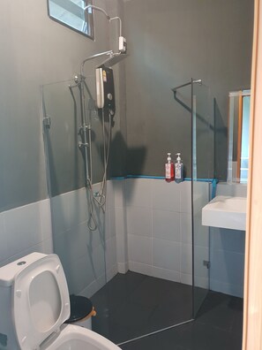 Shower, rainfall showerhead, free toiletries, bidet - We Bangkok at Metro Park - Hostel (Bangkok)
