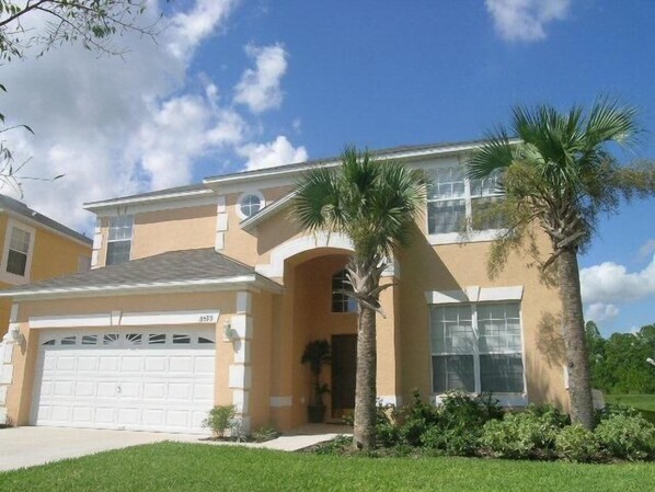 Vista frontal de la propiedad