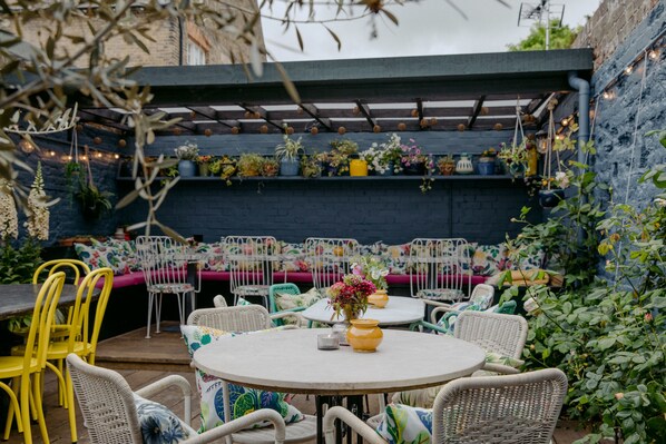 Outdoor dining - The Rose (Deal)