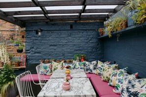 Outdoor dining - The Rose (Deal)