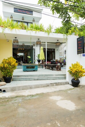 Pintu masuk properti