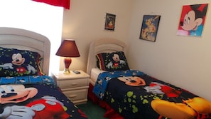 Vila família, banheira de imersão, no jardim | Quarto temático infantil