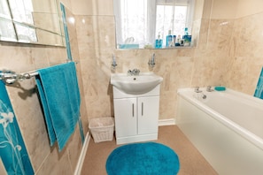 Bañera y ducha independientes y artículos de higiene personal gratuitos