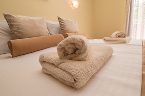 Apartment, Multiple Beds | Free cribs/infant beds, free WiFi, bed sheets