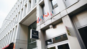 Un edificio moderno con un letrero que dice 'Helle Mitte Hotel'.