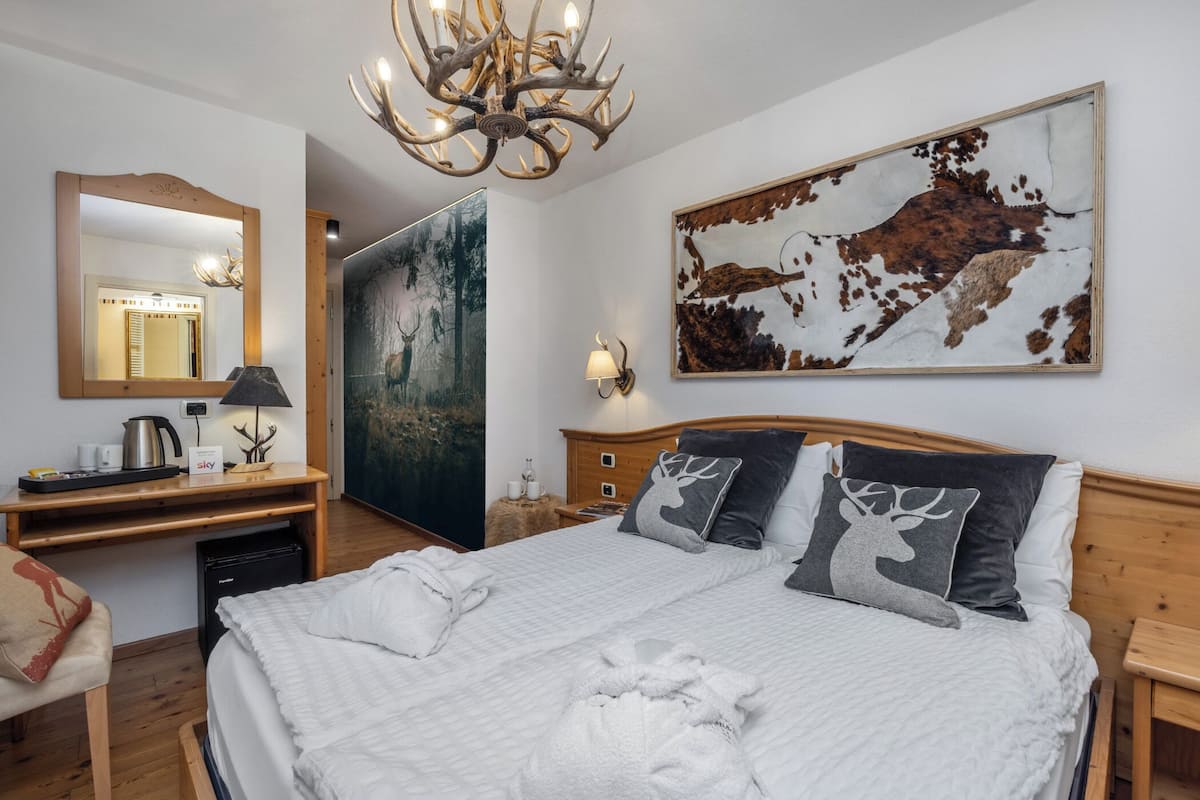 Deluxe-Doppelzimmer, 2 Einzelbetten, Terrasse | Daunenbettdecken, Zimmersafe, Schreibtisch, schallisolierte Zimmer