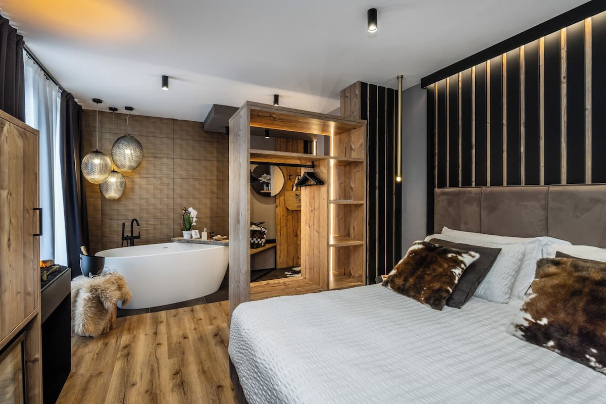 Luxury-Dreibettzimmer, 1 Schlafzimmer, Terrasse | Daunenbettdecken, Zimmersafe, Schreibtisch, schallisolierte Zimmer