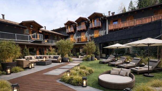 Une terrasse extérieure moderne, dotée d’une plateforme en bois, de chaises longues et d’un espace aménagé autour d’un foyer.