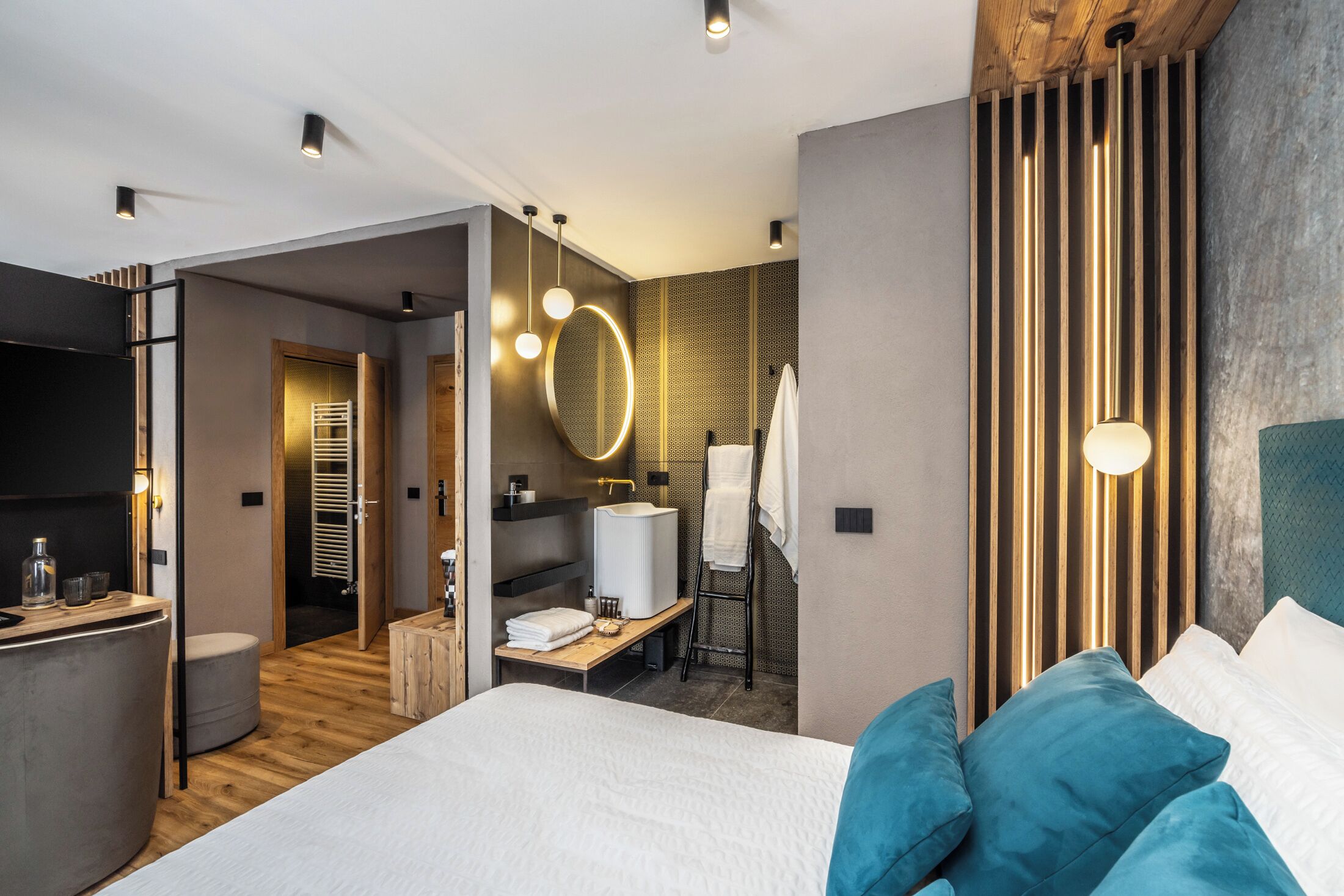 Comfort Double or Twin Room, Mountainside | Down comforters, in-room safe, desk, soundproofing