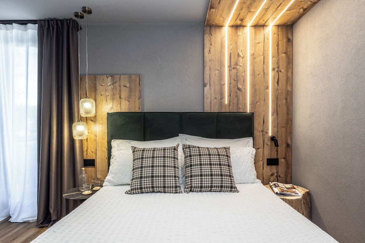 Luxury-Doppel- oder -Zweibettzimmer | Daunenbettdecken, Zimmersafe, Schreibtisch, schallisolierte Zimmer
