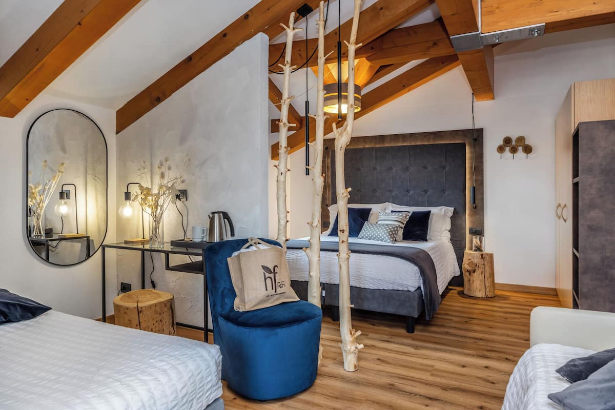 Deluxe-Vierbettzimmer | Daunenbettdecken, Zimmersafe, Schreibtisch, schallisolierte Zimmer