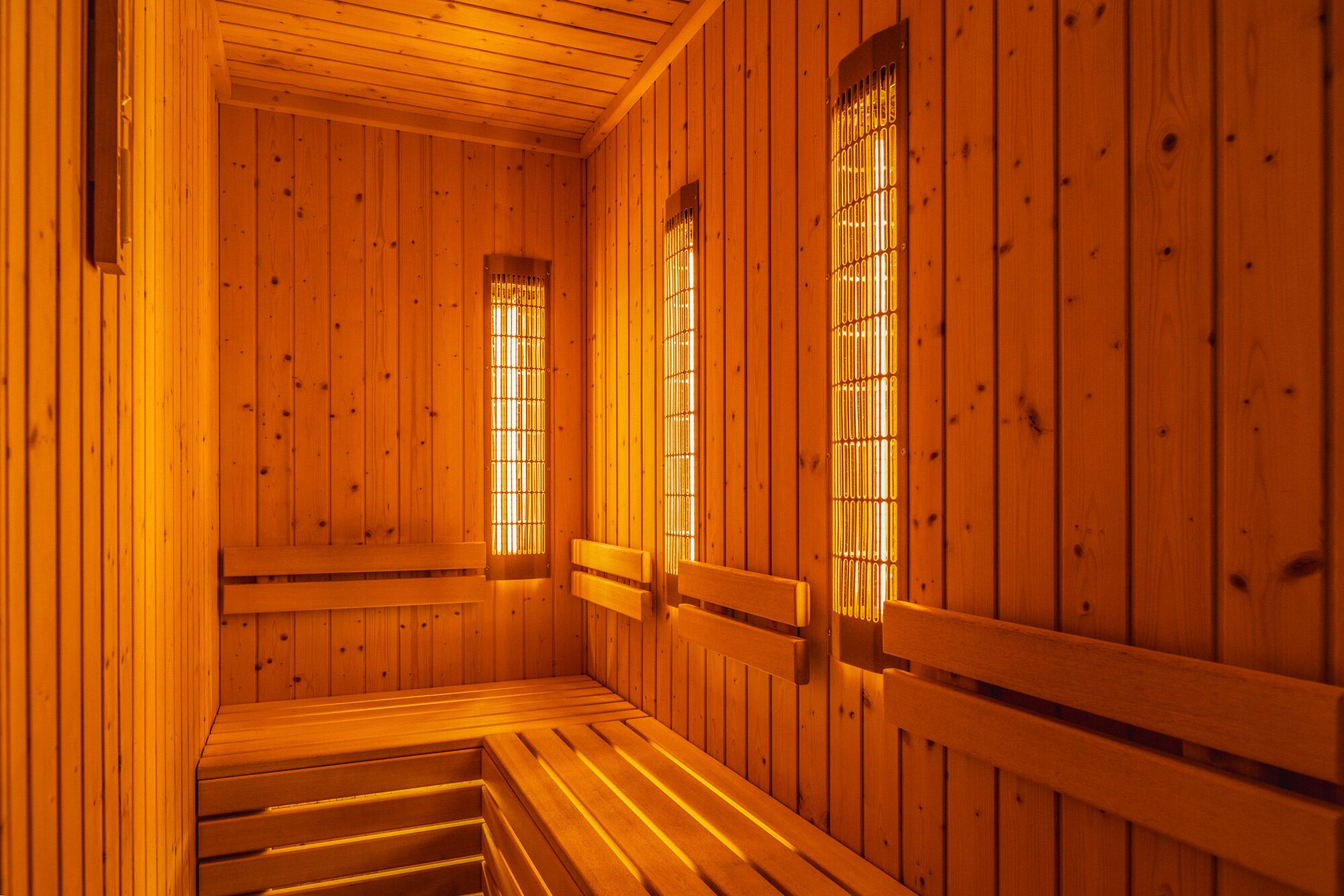 Eine Sauna mit Holzwänden und Bänken.