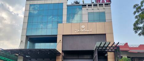 Vista frontal de la propiedad