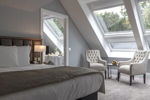 高档床上用品、迷你吧、客房内保险箱、办公桌