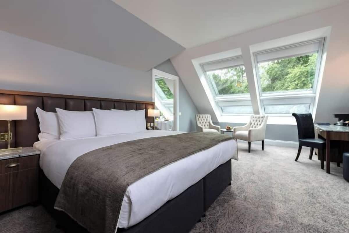 Premium bedding, minibar, in-room safe, desk