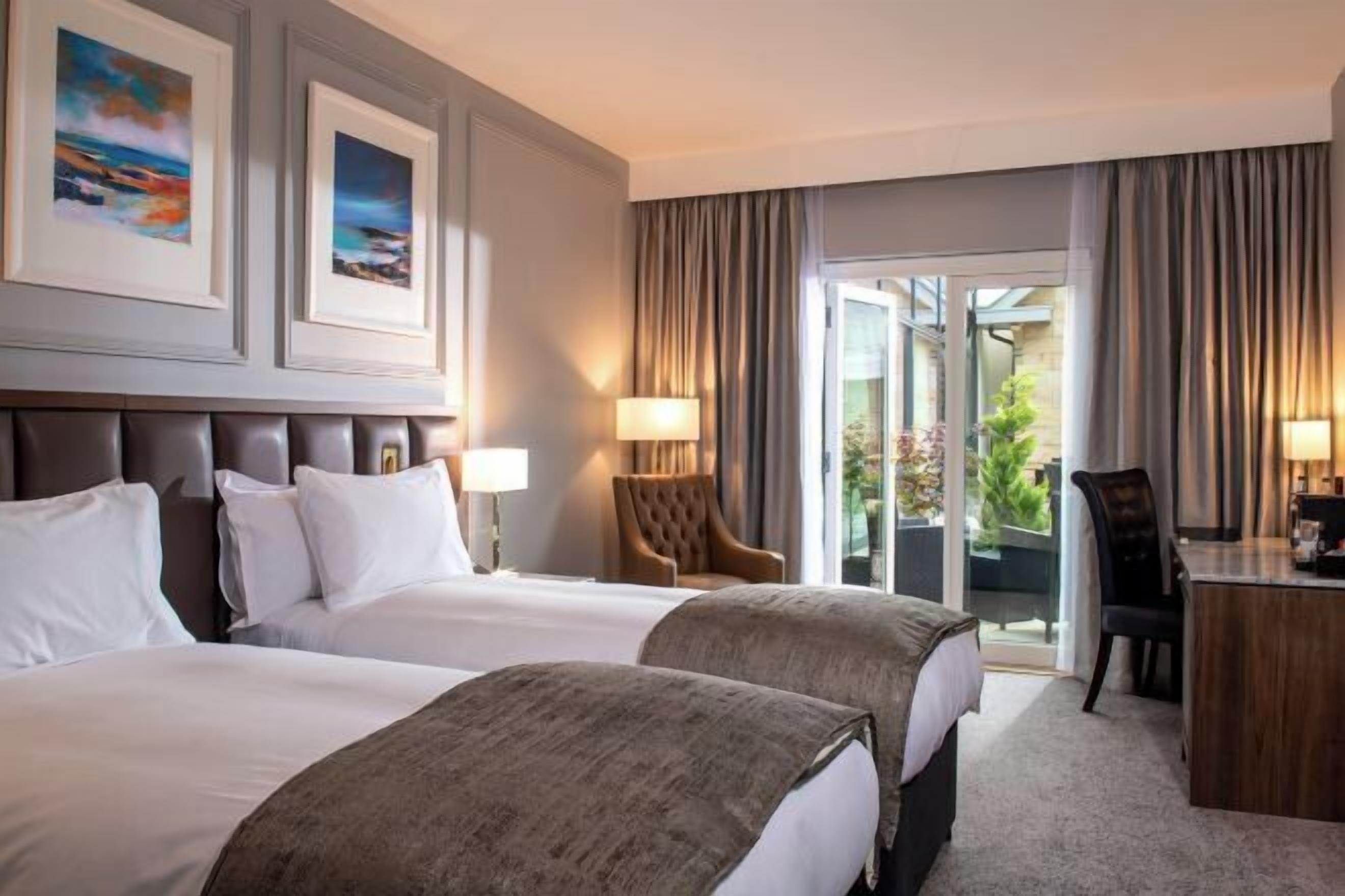 Hochwertige Bettwaren, Minibar, Zimmersafe, Schreibtisch