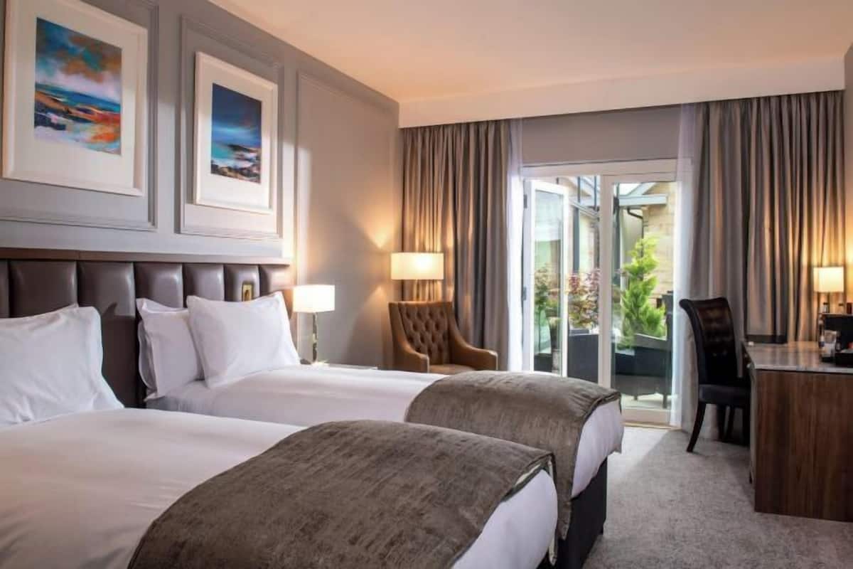 Hochwertige Bettwaren, Minibar, Zimmersafe, Schreibtisch