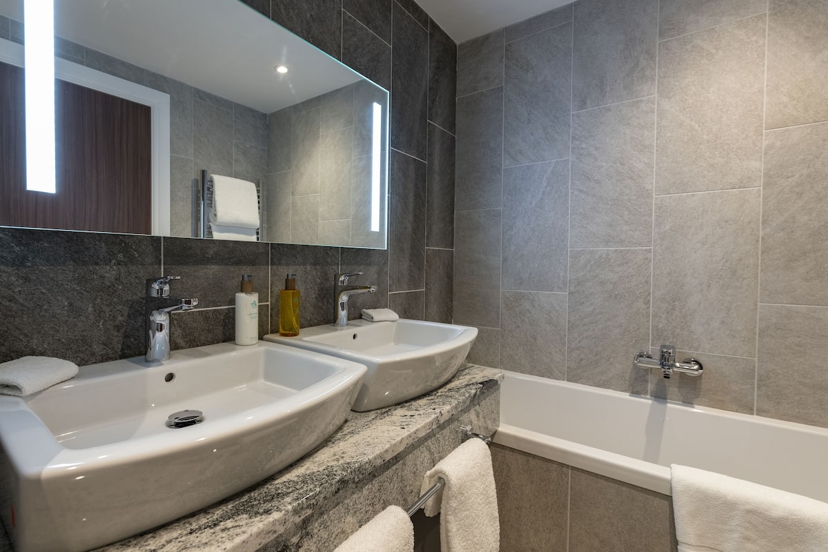 separate bathtub and shower, eco-friendly toiletries, hair dryer