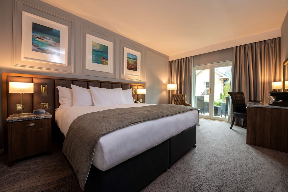 superior room, 1 king bed, non smoking | 1 bedroom, premium bedding, minibar, in-room safe