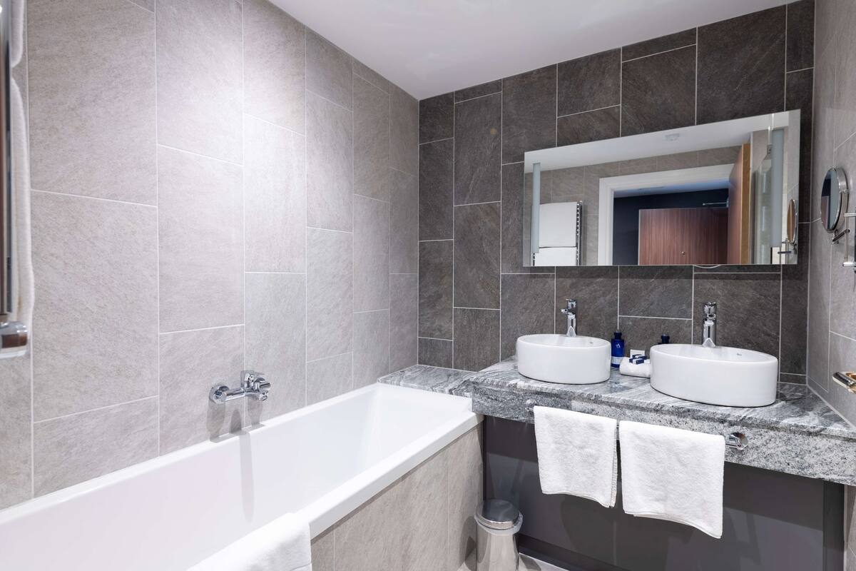 separate bathtub and shower, eco-friendly toiletries, hair dryer