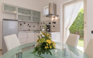 Refrigerador, microondas, placa de cocina, cafetera expreso