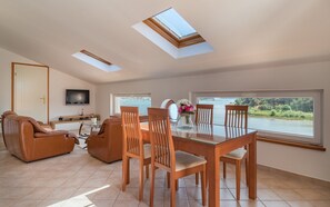 Apartment, 2 Doppelbetten | Wohnzimmer | 65-cm-Fernseher mit Satellitenempfang