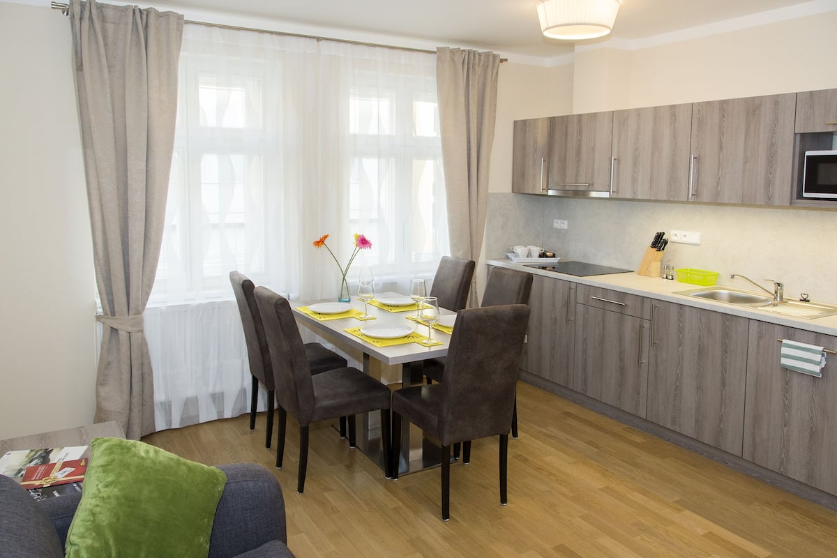 Suite (5 adults) | Eigene Kochnische | Kühlschrank, Mikrowelle, Herdplatte, Wasserkocher mit Kaffee-/Teezubehör