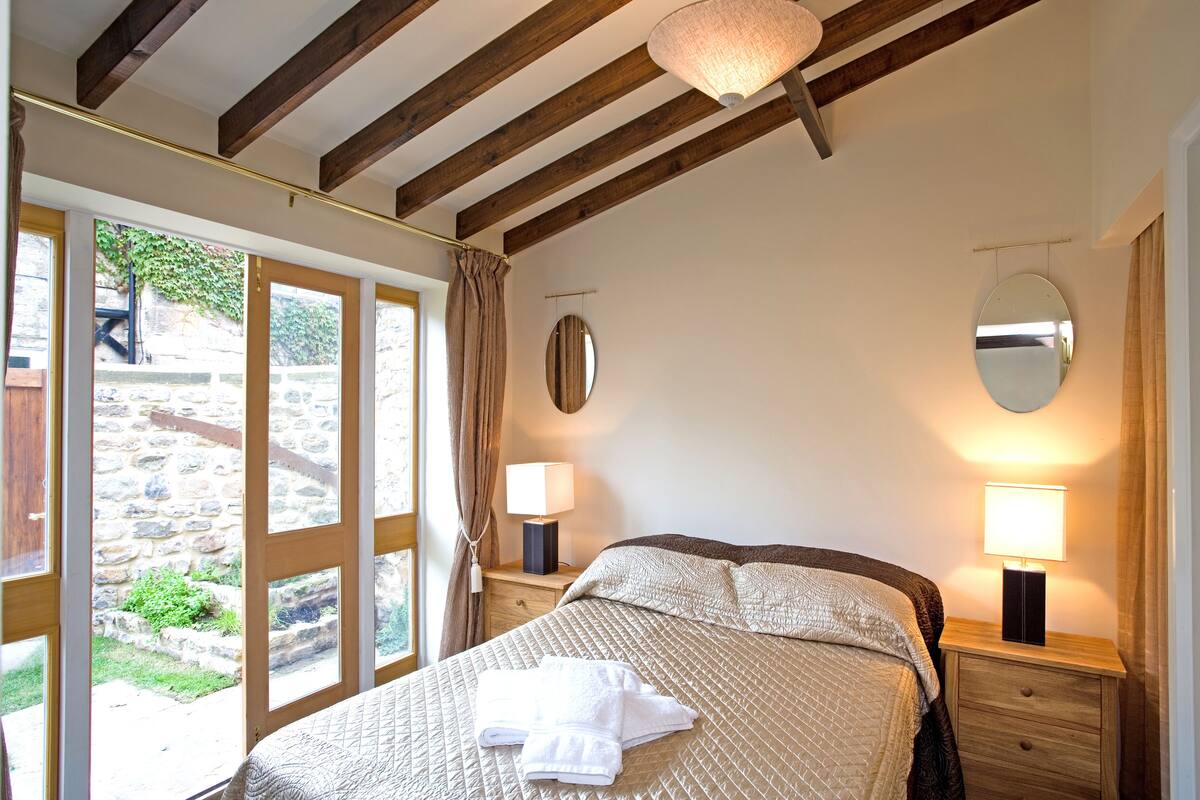 Classic Double Room, Non Smoking | Iron/ironing board, rollaway beds, free WiFi, bed sheets