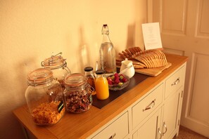 Daily full breakfast (GBP 8 per person)
