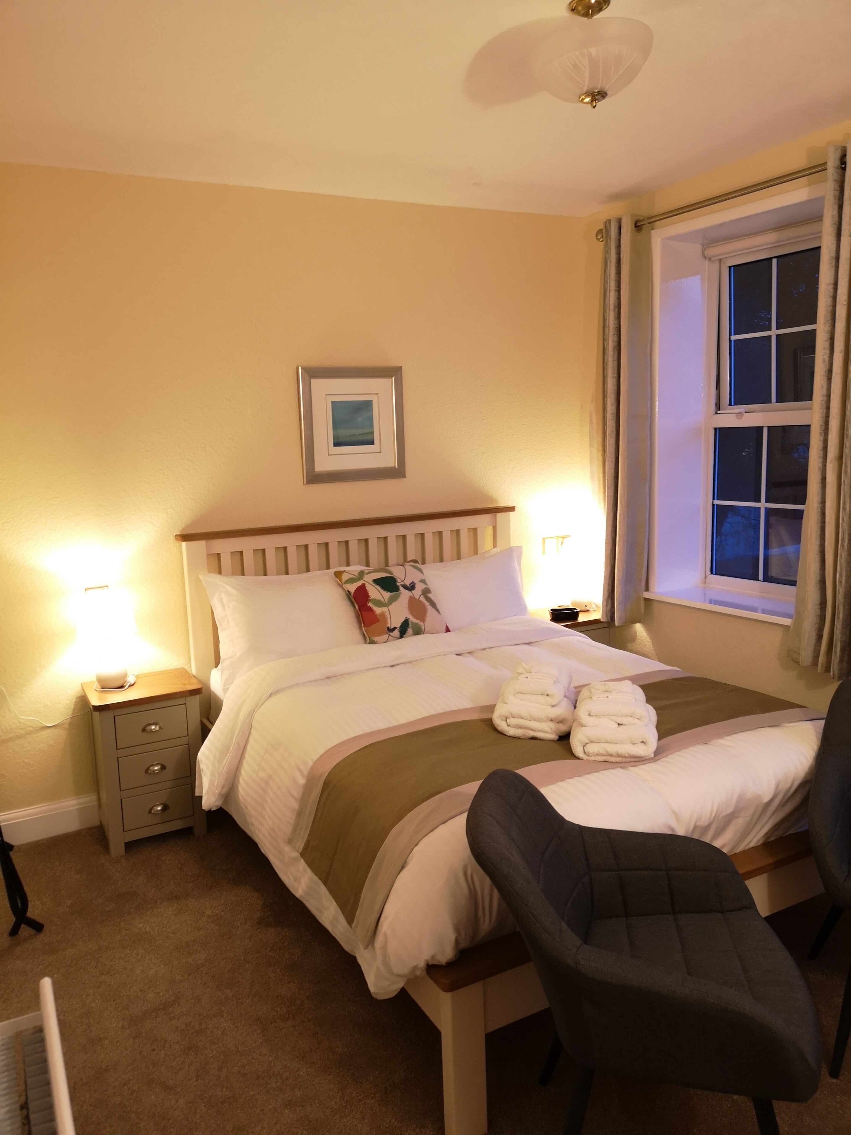 Kahden hengen huone | Ylelliset vuodevaatteet, pillowtop-patjalliset sängyt