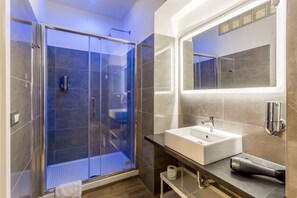 Shower, rainfall showerhead, free toiletries, hair dryer - AmoRoma Suite (Rome)
