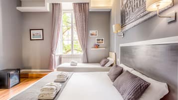 Habitación triple superior (101) | Ropa de cama de alta calidad, minibar, escritorio