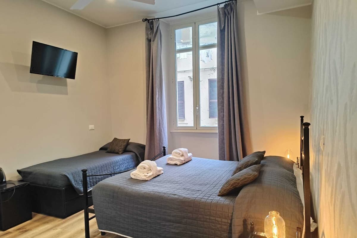 Chambre Triple Affaires, dans les dépendances (306)