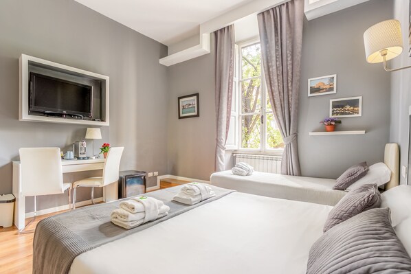 Premium bedding, minibar, desk, laptop workspace - AmoRoma Suite (Rome)