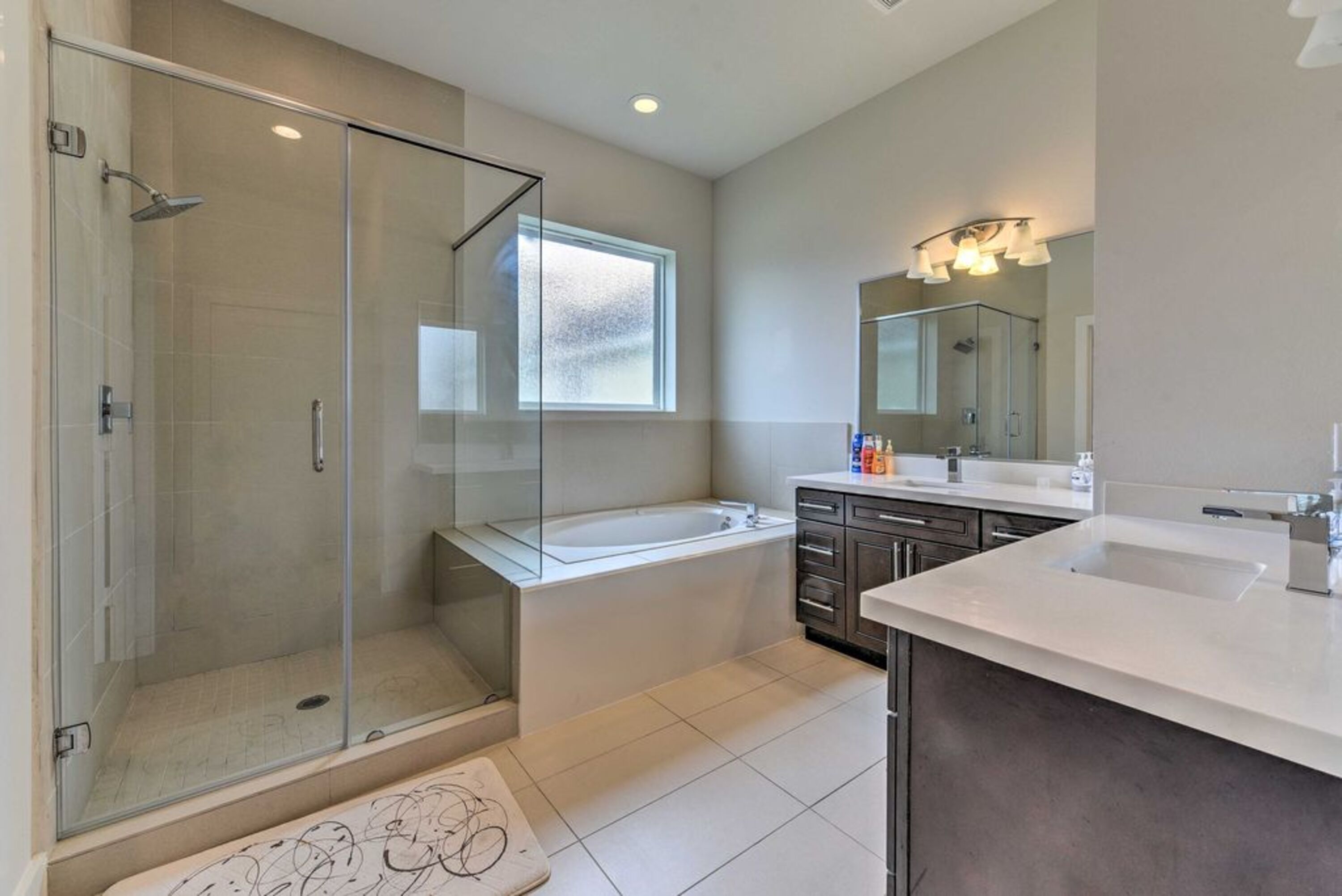 Combined shower/tub, free toiletries, hair dryer, towels