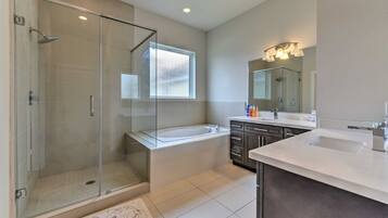 Combined shower/tub, free toiletries, hair dryer, towels