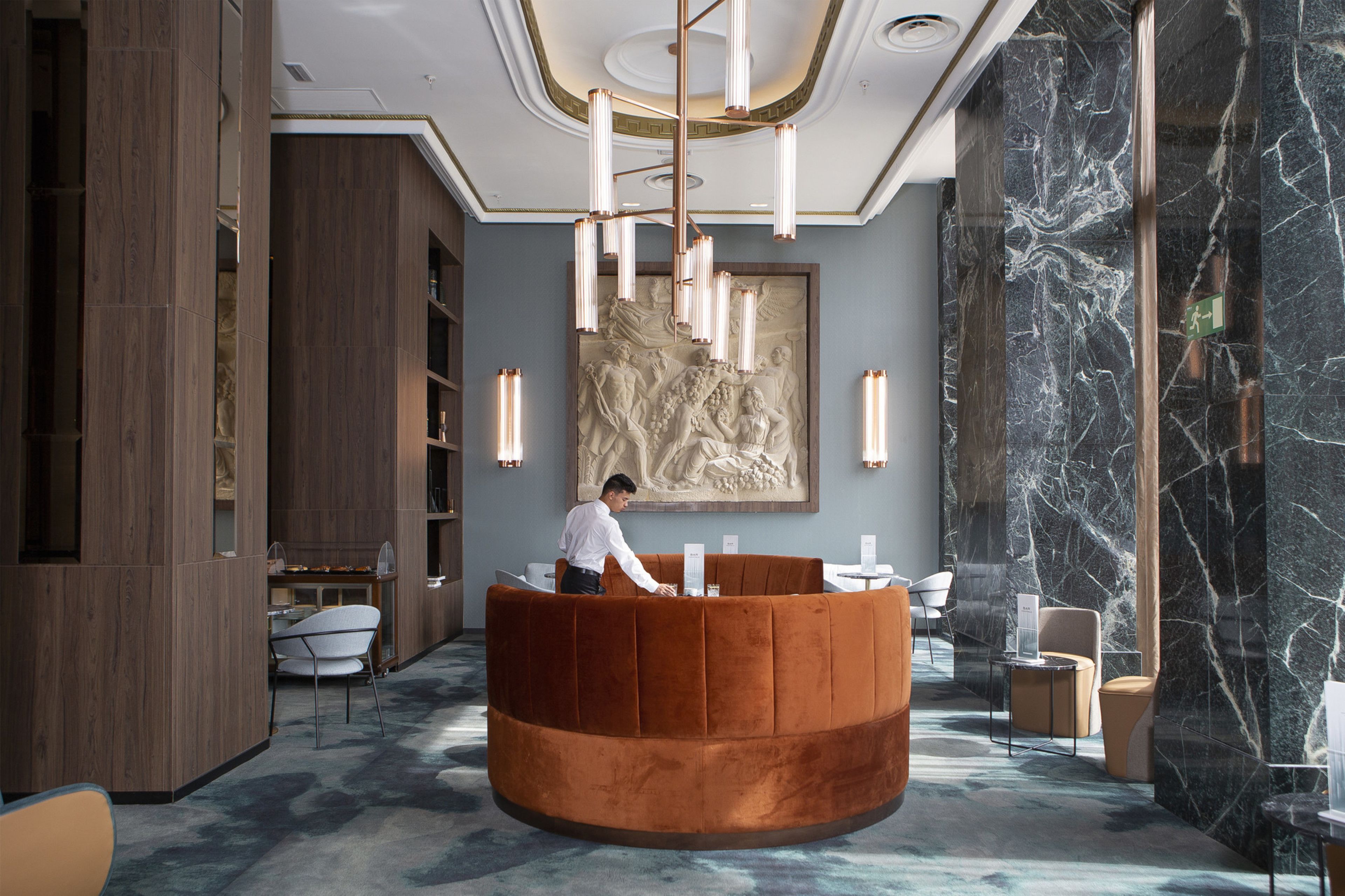 2 bars/lounges, rooftop bar, lobby lounge