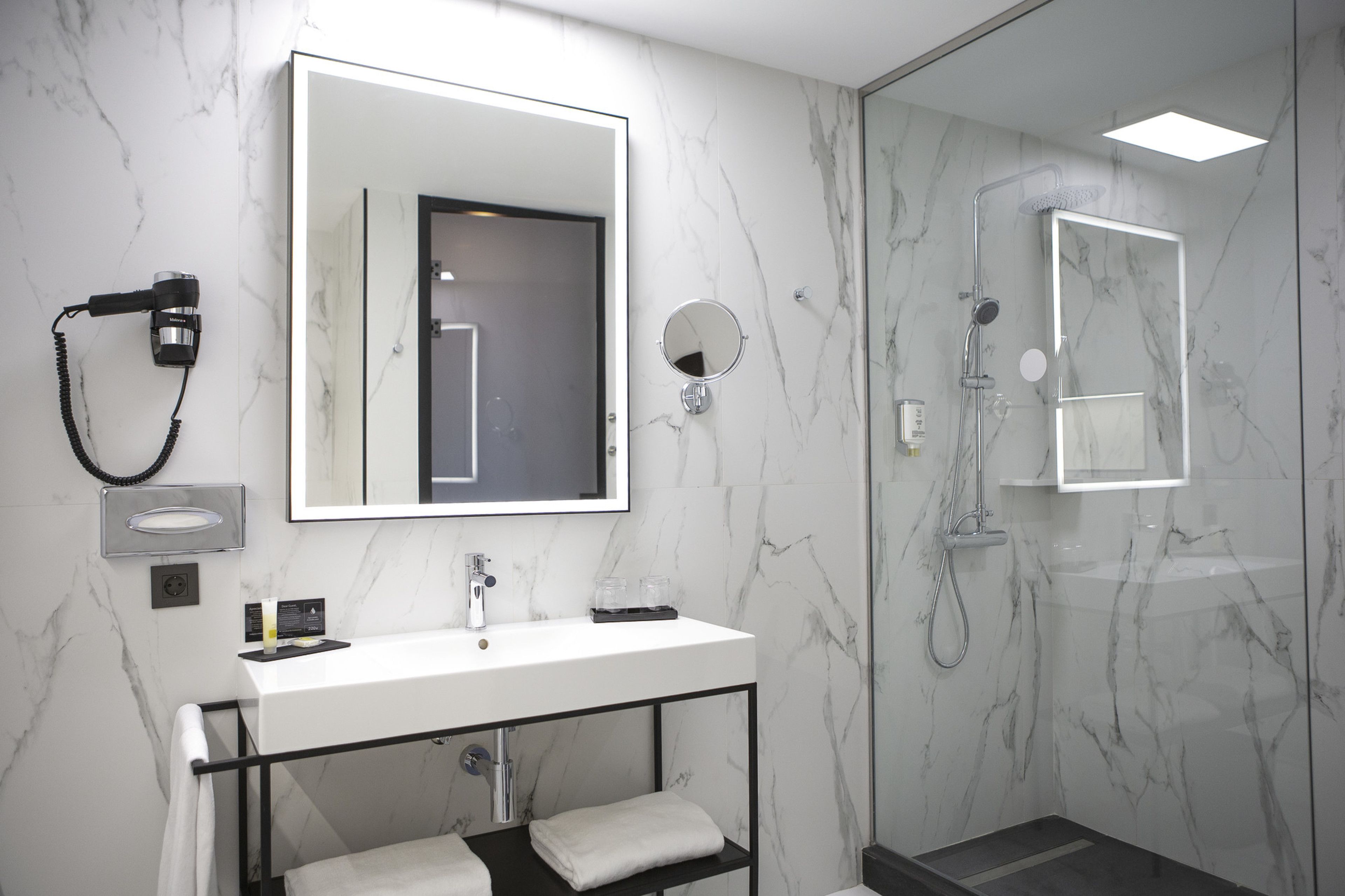 Deluxe Room, Terrace (King) | Bathroom