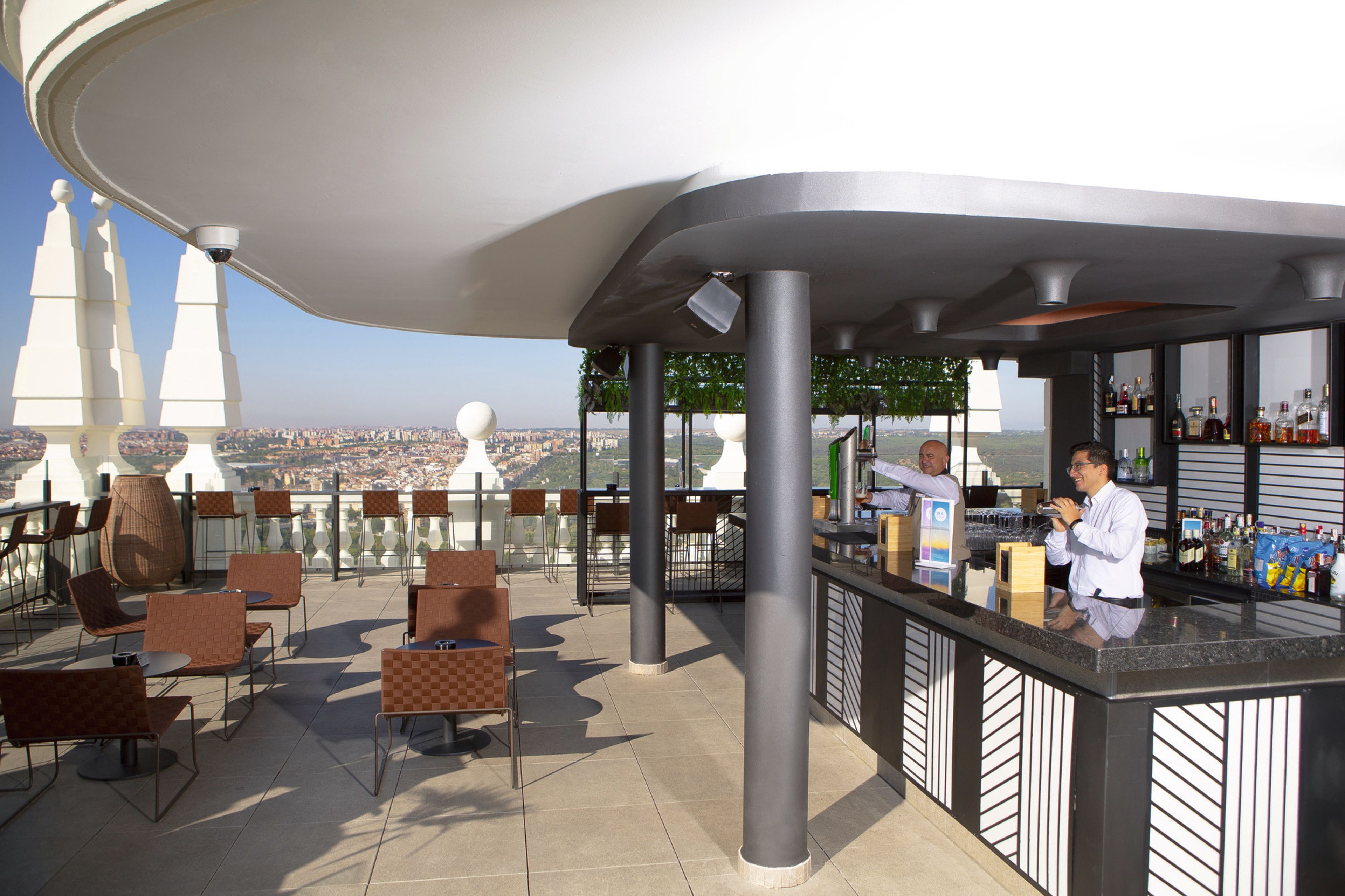 2 bars/lounges, rooftop bar, lobby lounge