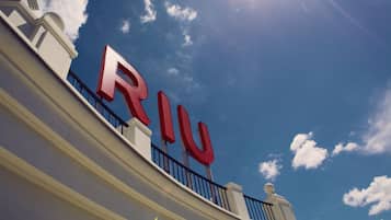 Un bâtiment sur lequel on peut voir un grand panneau rouge avec l’inscription « RJU » sur le balcon.