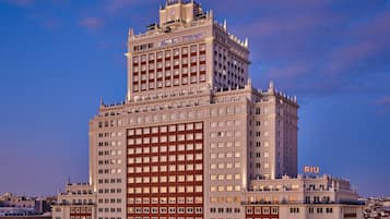 Un hotel grande de varios pisos con un letrero llamativo que dice 'RIU' en la parte superior.