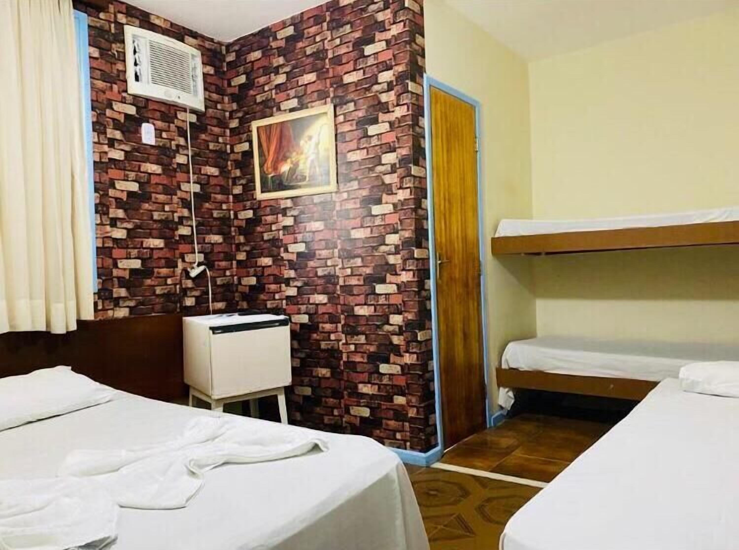 Standard Quadruple Room (1 Casal e 2 Solteiro) | Minibar, blackout drapes, iron/ironing board, free WiFi